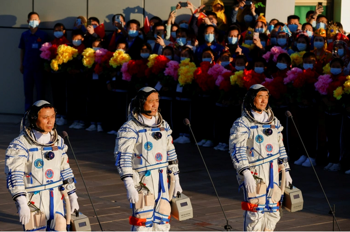 khina2021astronaftispace
